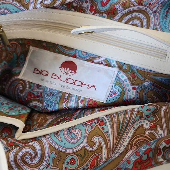 Chic White Quilted Shoulder Bag with Gold Chain - Picture 2 of 5